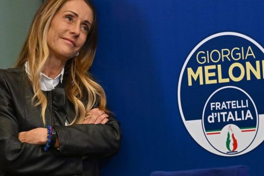 Βίος και ακροδεξιά πολιτεία της φιλόδοξης Αριάνα Μελόνι